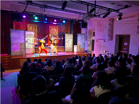 Vista del escenario y público durante la obra