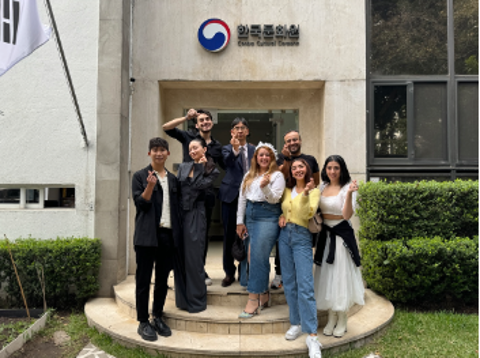 Producción y elenco de la serie de Disney+ ‘L-pop’ visitan el Centro Cultural Coreano
