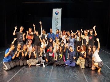  Taller inmersivo de movimiento "Criaturas Generativas: Descubre tu multiverso"